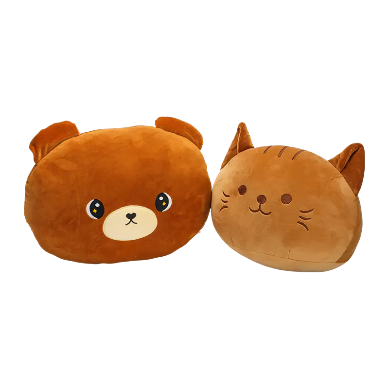クマとネコをテーマにしたぬいぐるみ枕