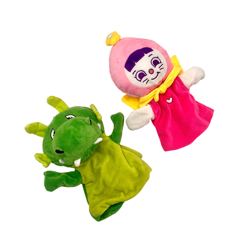 ピンクの女の子と緑のドラゴンの指人形